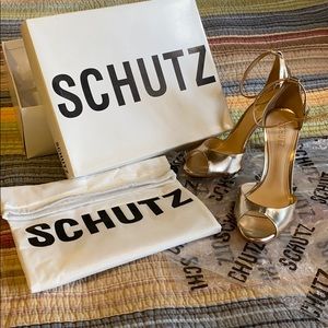 Schutz Saasha-Lee heels in gold NWT. Size 8